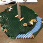 LEGOツリーハウス(21318)組み立て2 川がいいアクセントになっている