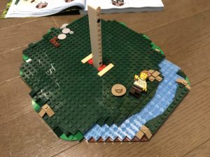 LEGOツリーハウス（21318）組み立て2　川がいいアクセントになっている