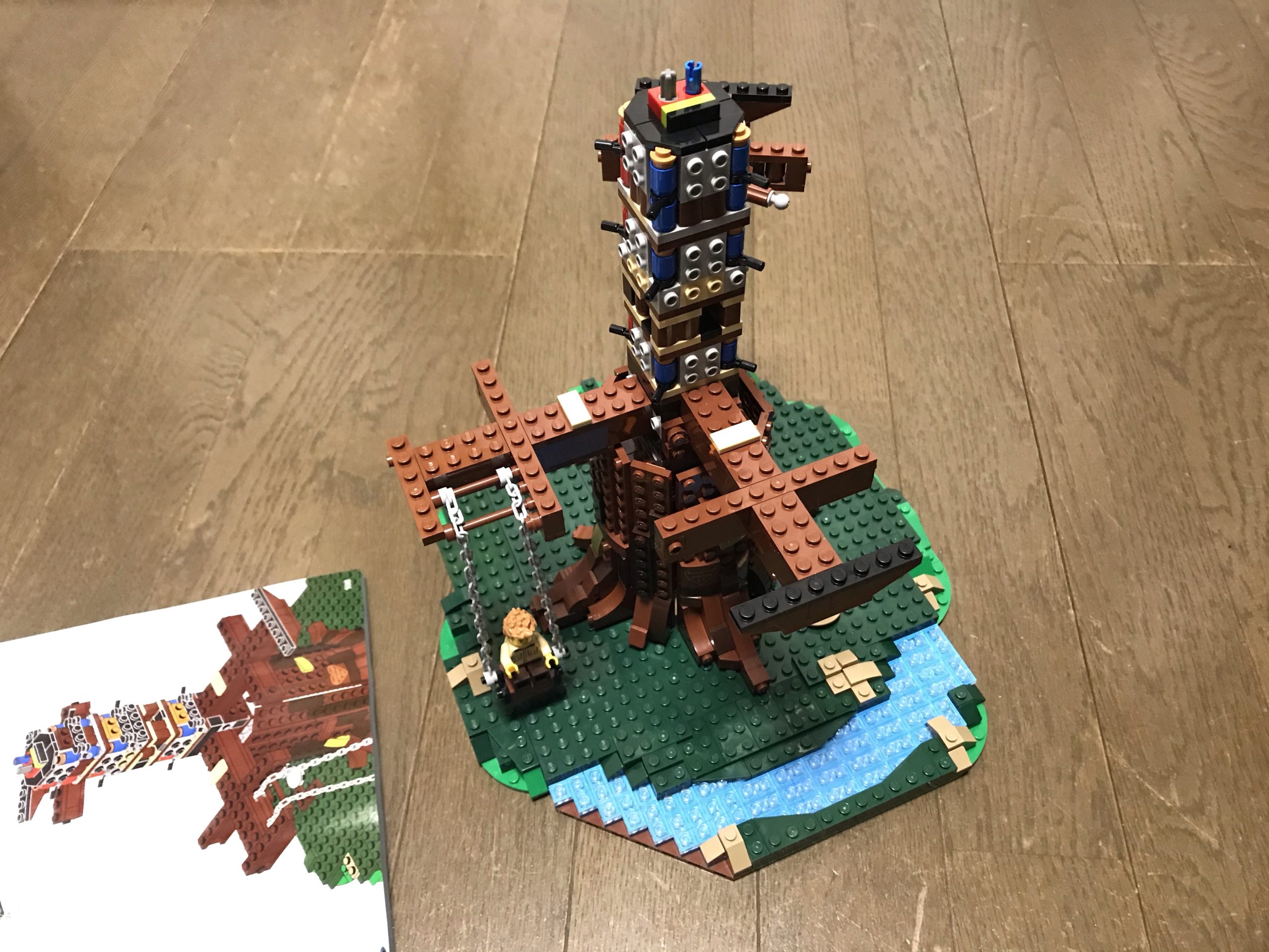 LEGOツリーハウス（21318）組み立て5　なるほど枝はこう付けるのか
