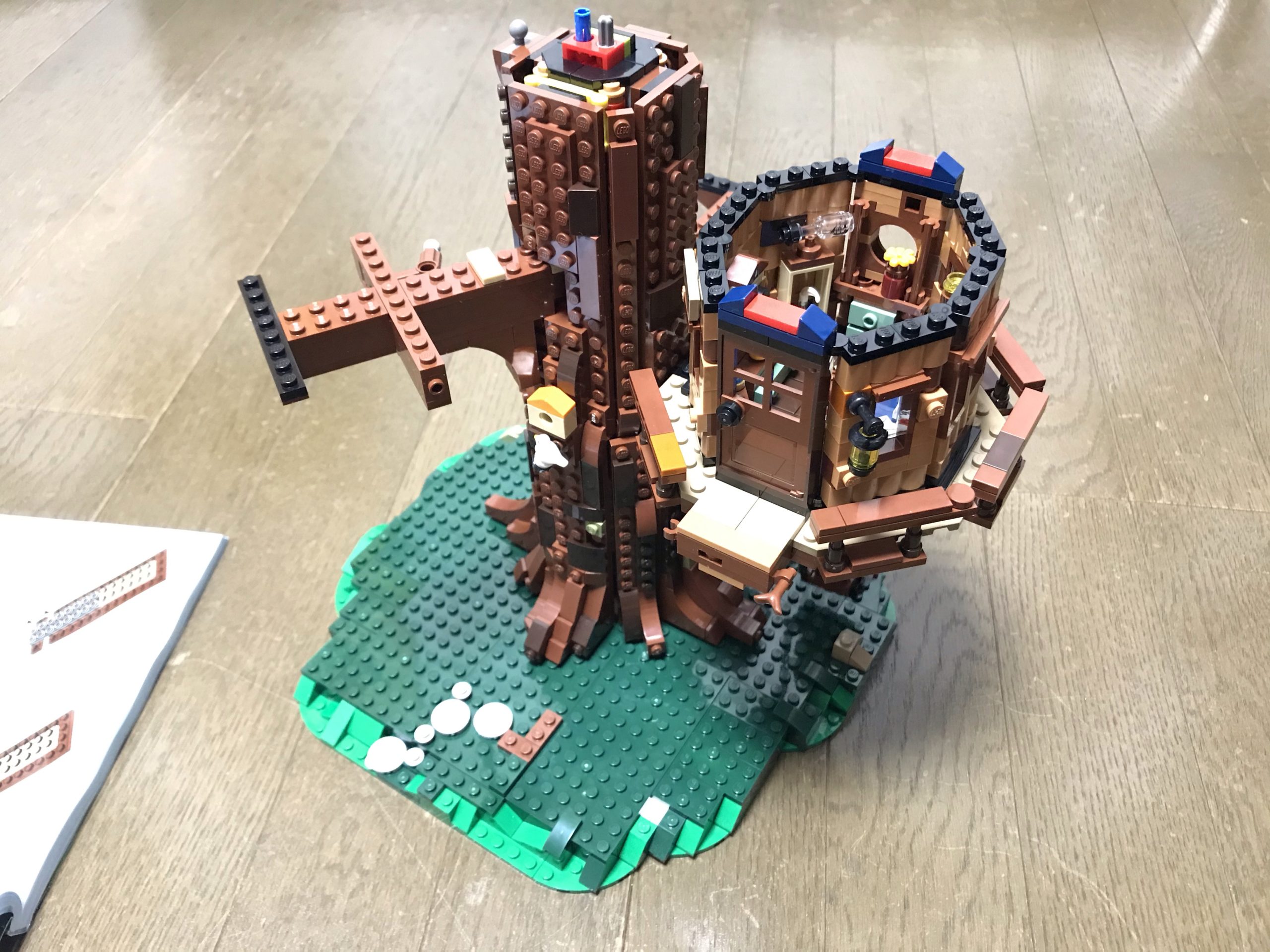 LEGOツリーハウス（21318）組み立て7～8　まずは1つ目の部屋。生活感あるのがいい！